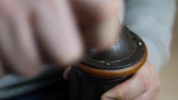 Жареный коричневый кофе перед мельницей — стоковое видео