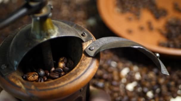 Molinillo de café antiguo con granos de café en fondo borroso — Vídeos de Stock