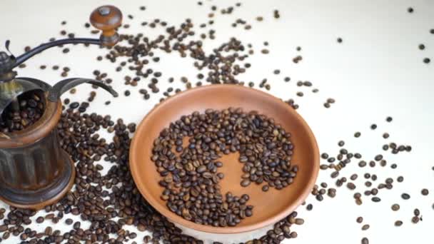 Kávová zrna a vintage dřevěný mlýnek — Stock video