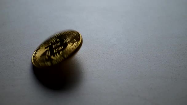 Gyllene bitcoin faller ner på bordet — Stockvideo