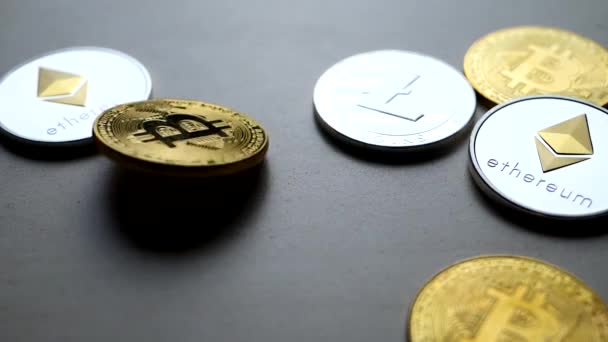 Gyllene Bitcoin Kryptovaluta Faller Ner Bordet Med Ethereum Eth Och — Stockvideo