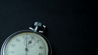 Siyah arka plan üzerine analog metal kronometre