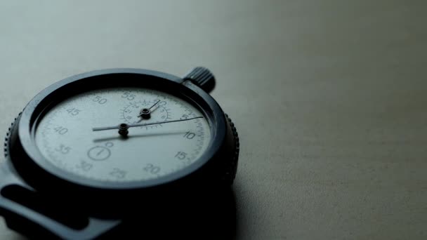 Analoge kunststof stopwatch op de zwarte achtergrond — Stockvideo