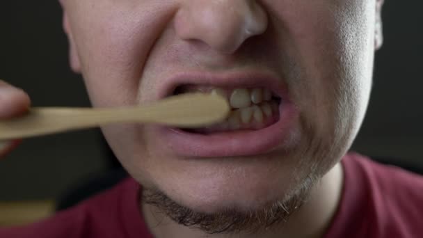 Uomo barbuto lavarsi i denti con spazzolino di bambù arcobaleno — Video Stock
