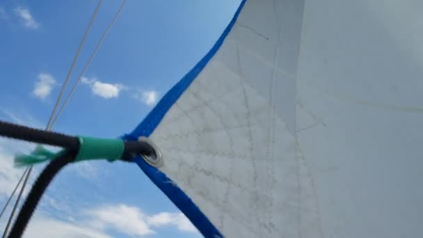 Velas del yate de vela en el día del viento — Vídeo de stock