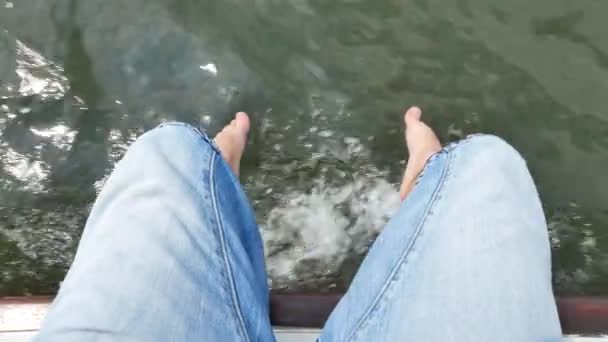 Πόδια Ενός Ανθρώπου Που Κάθεται Στην Πλώρη Του Βάρκα Σκάφος — Αρχείο Βίντεο