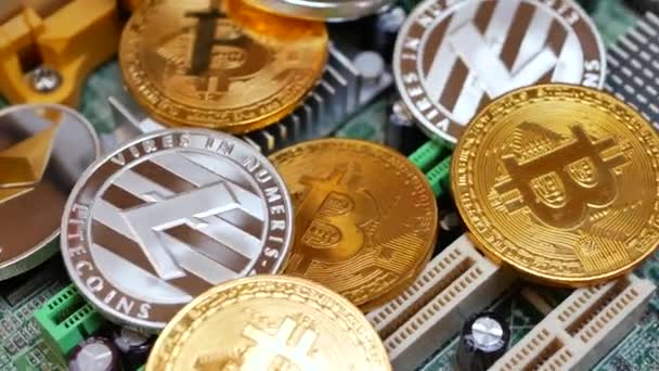 Guld bitcoin Btc mynt och kryptovaluta Litecoin och Ethereum — Stockvideo