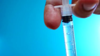 Şırınga, enjeksiyon mavi zemin üzerine hastanede doktorlar
