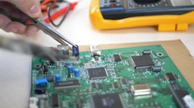 Havya kullanarak elektronik bileşenlerle çalışma öğrenci