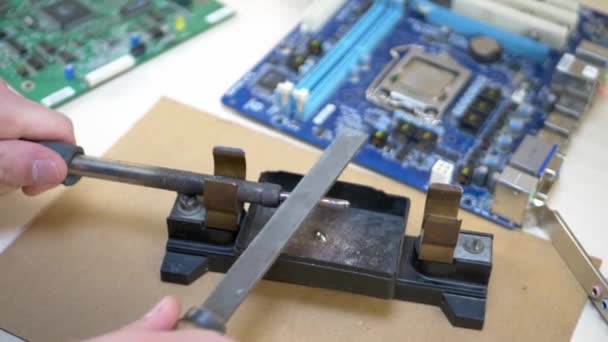 Hand soldeerbout schoonmaken en voorbereiden reparatiewerk — Stockvideo