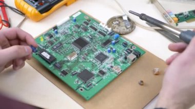 Bilgisayar ana elektrik kondansatör yeşil anakart üzerinde lehimleme