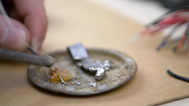 热吸烟焊接铁与松香和锡 — 图库视频影像