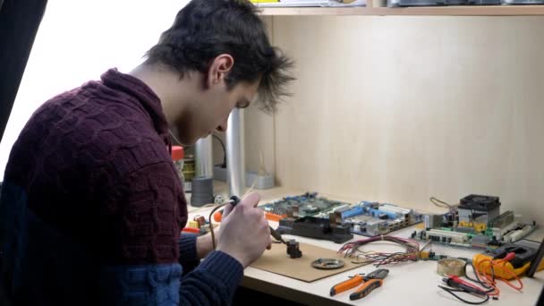 Reparatie van elektronische apparatuur, soldeeronderdelen voor tin — Stockvideo
