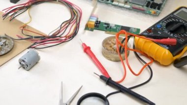 Çalışma alanı elektronik bileşenleri elektronik atölye ile. Tamir atölyesi ve elektronik cihazlar kavramı
