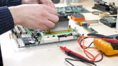 Genç adam CPU soğutucu fan anakart üzerinde yükleme