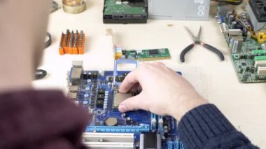 CPU mavi anakart üzerinde yükleme