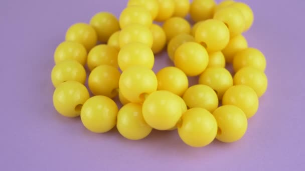Hanging yellow beads necklaces — Stock Video