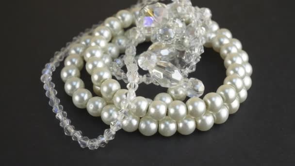 黒の背景に真珠のネックレス — ストック動画