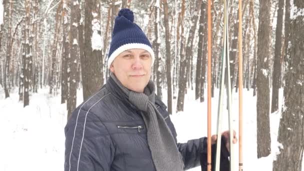 Portret van senior in de winter op sneeuw met ski 's — Stockvideo