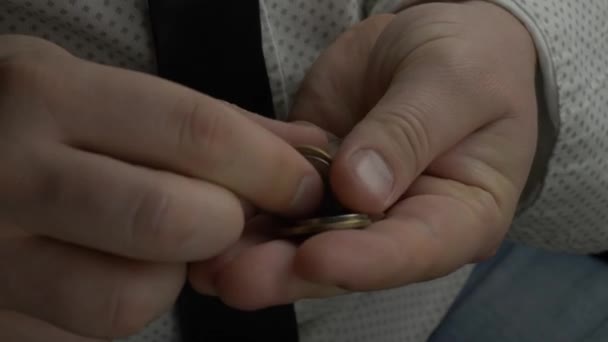 Üzletember vagy kezelő számlálás érmék kezében — Stock videók