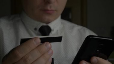 Yöneticisi veya kredi kartı tutan ve smartphone kullanarak iş adamı