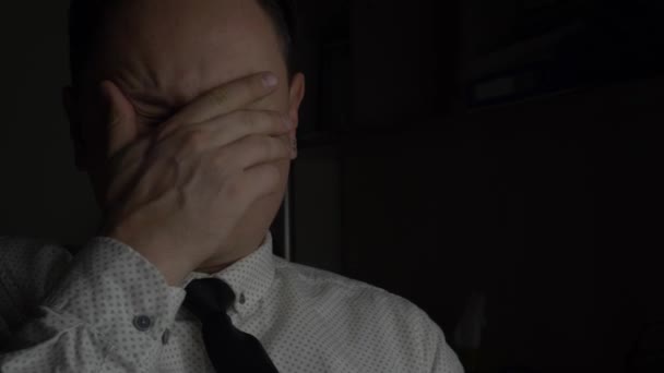 Втомився бізнесмен у білій сорочці під час пізньої роботи — стокове відео
