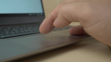 İnsan parmağı touchpad ve klavye