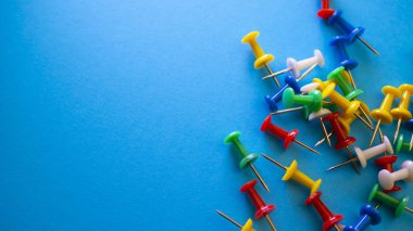 Boşaltmak için mavi arka plan üzerinde renkli itme sabitler. Office yönetici iş, mali Müfettiş veya Sekreter kavramı. Yukarıdan kopya alanı ile göster