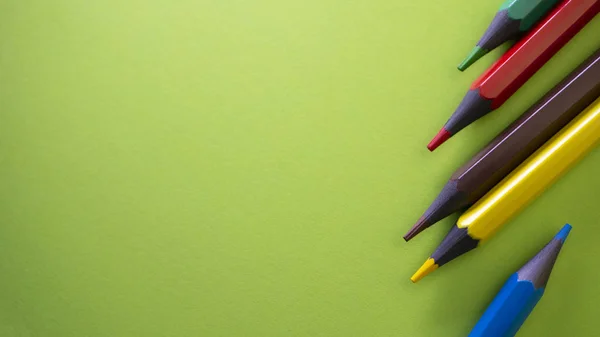 Цветные Карандаши Столе Школьные Принадлежности Зеленом Фоне Вид Сверху Пространством — стоковое фото