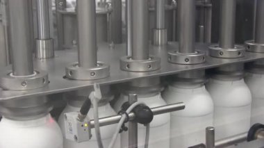 Beyaz plastik şişe üretim hattında dolum Makinası konveyör bant ve fabrika, konveyör