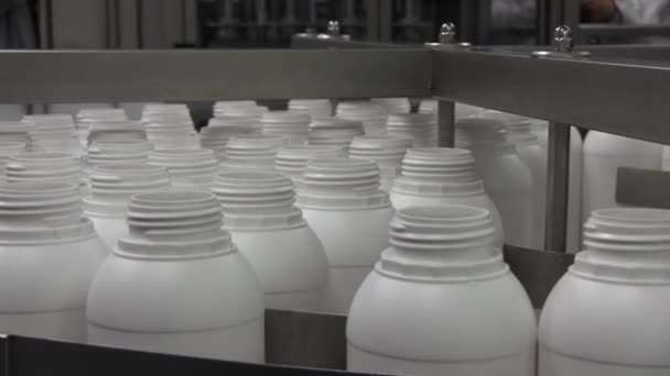 Convoyeur Automatique Pour Mise Bouteille Liquide Dans Des Bouteilles Plastique — Video