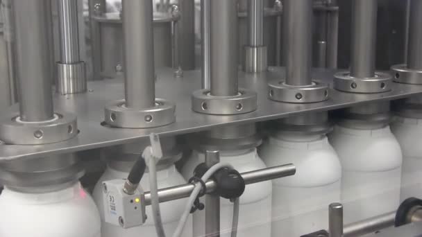 Bouteille Plastique Blanc Sur Chaîne Production Convoyeur Machine Remplissage Sur — Video