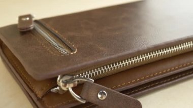 Kahverengi deri erkek cüzdanı