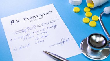 Mavi arka plan üzerinde hastaya reçete listesi. Kavram sağlık ve tıbbi olarak