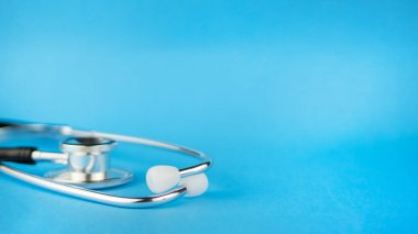 Siyah stetoskop doktor için. Sağlık kavramı. Metin için kopya yer ile mavi arka plan