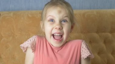 Sarı saçlı mavi gözlü küçük kızla