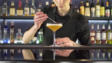Taze alkollü içki yapım barmen