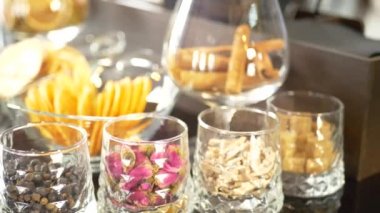 Baharatlar, tarçın sopa ve alkollü içki sayacı restoran ya da gece kulübü, bar yapmak için turuncu meyve dilimleri kurutulmuş