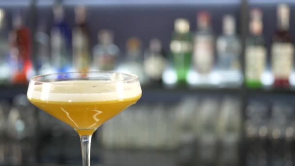 Свежий алкогольный напиток на стойке бара — стоковое видео