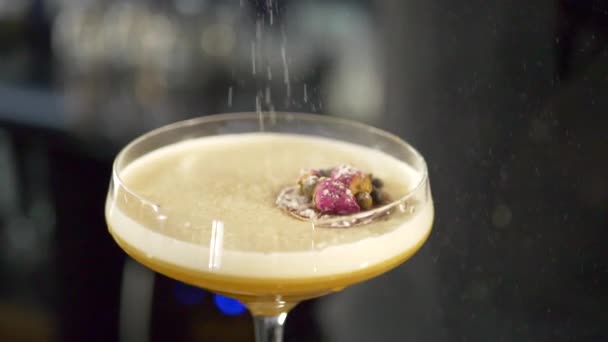 Bartendern Lägga Sött Vitt Pulver Cocktailglas Med Gula Alkohol Och — Stockvideo