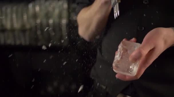 Бармен ломает лёд. — стоковое видео