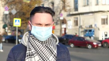 Kirli şehir içinde maskeli adam ağır duman ile kaplı