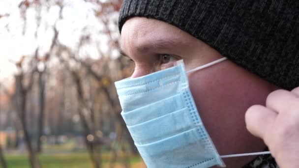 L'homme enlève le masque dans le parc — Video