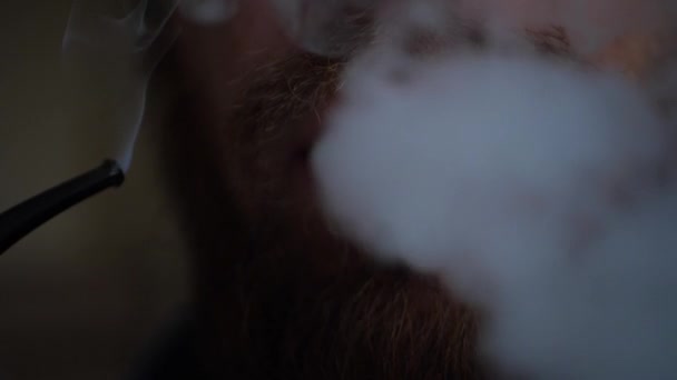 Pipe fumeur vintage homme avec barbe rouge — Video