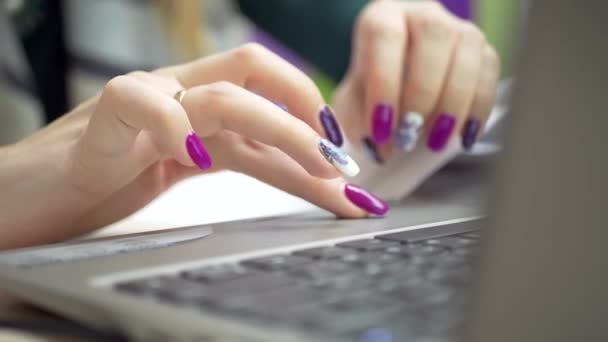Hand met manicure gebruik en aan te raken op laptop touchpad — Stockvideo