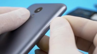 Beyaz eldiven elinde nano SIM karttan smartphone çıkar