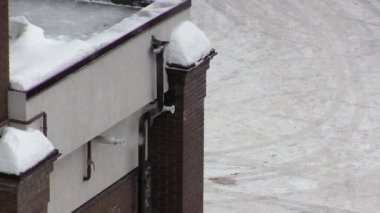 Kışın bir bacasından yükselterek duman