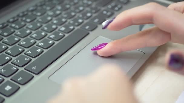 Женщина, работающая с ноутбуком в домашнем офисе — стоковое видео