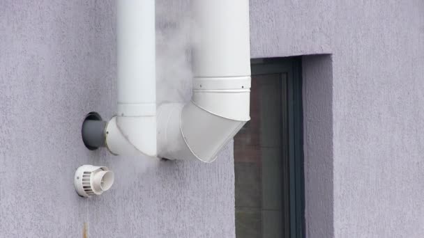 Chaminés de ventilação para fumaça fora da cozinha na parede — Vídeo de Stock