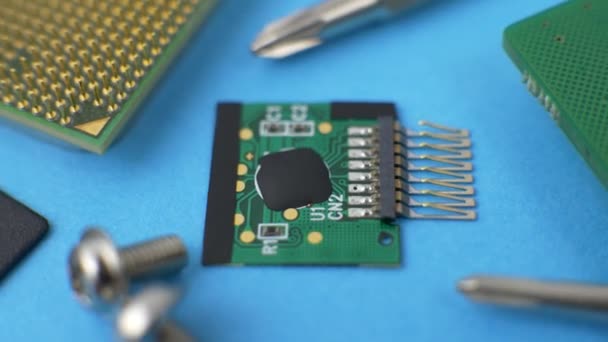 Elektronikus zöld áramköri tábla mikrochippel és tranzisztorokkal — Stock videók